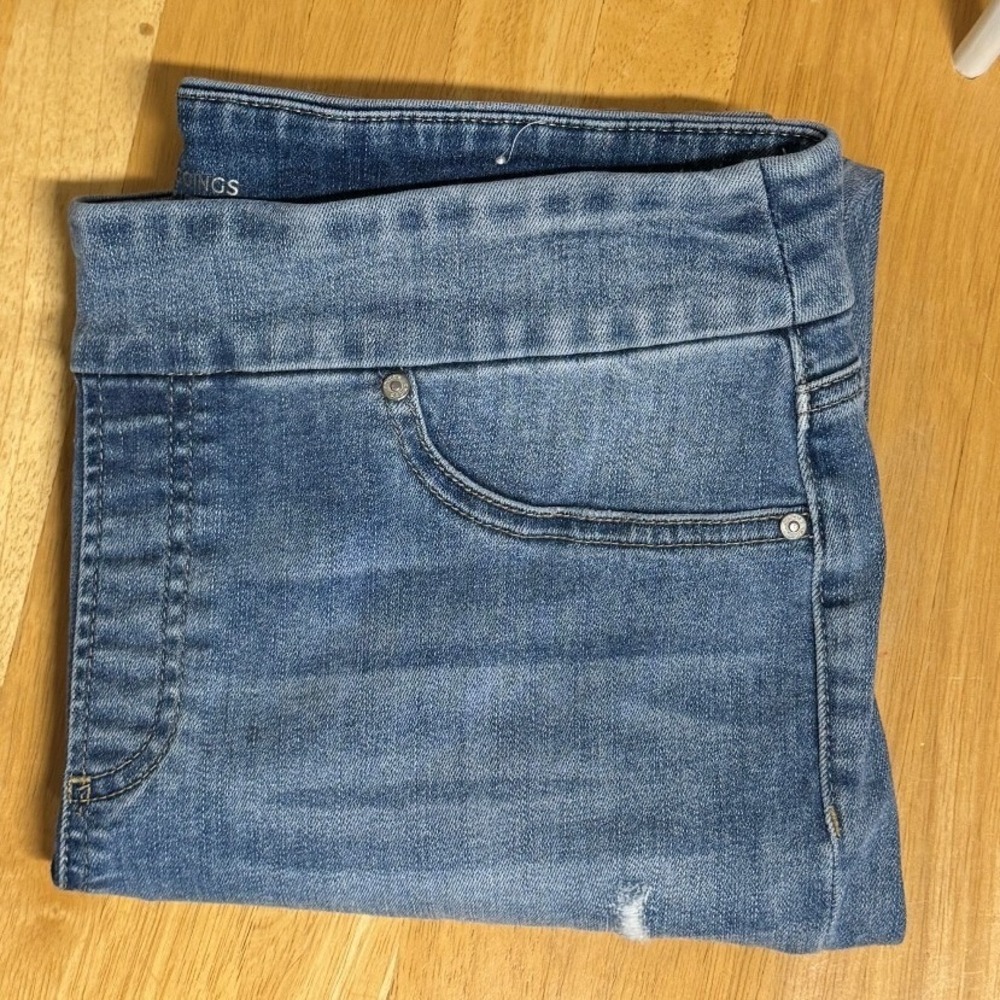 Chicos Jeans 8 size 1 Pull On Light‎ Wash Distressed Denim Jeggings High Rise